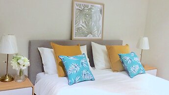 Brilliant Victoria Harbour Waterfront Apartment