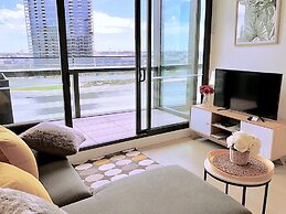 Brilliant Victoria Harbour Waterfront Apartment