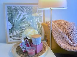 Brilliant Victoria Harbour Waterfront Apartment