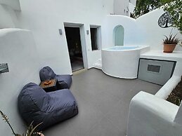 The Muse Of Santorini - Hot Tub Suites