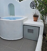 The Muse Of Santorini - Hot Tub Suites