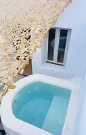 The Muse Of Santorini - Hot Tub Suites