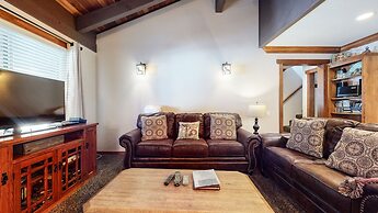 Horizons 4 168 Updated Upstairs Unit with Private Washer Dryer, Walk t