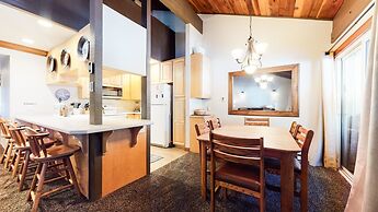 Horizons 4 168 Updated Upstairs Unit with Private Washer Dryer, Walk t