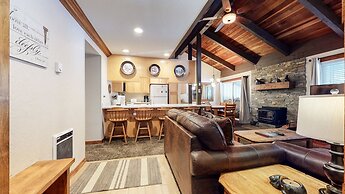 Horizons 4 168 Updated Upstairs Unit with Private Washer Dryer, Walk t