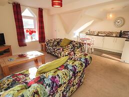 Carisbrooke House, Apartment 6