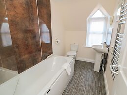 Carisbrooke House, Apartment 6