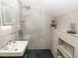 Maelog, 14 Tides Reach