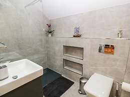 Maelog, 14 Tides Reach