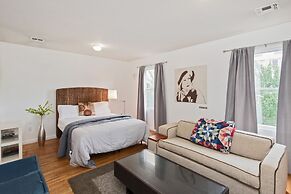 Racpanos Modern Stay on Forrest Street