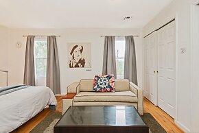 Racpanos Modern Stay on Forrest Street