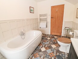 2 Redeswood Cottages