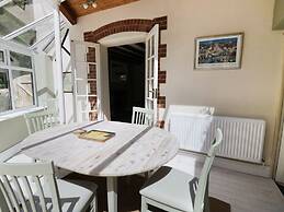 Blenheim Edge, The Causeway