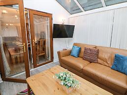 2 Carr Farm Close