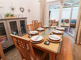2 Carr Farm Close