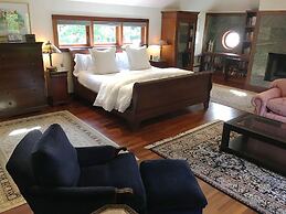 East Hampton Art House Bed & Breakfast
