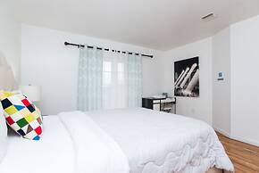 Racpanos Modern Stay on Ocean Avenue