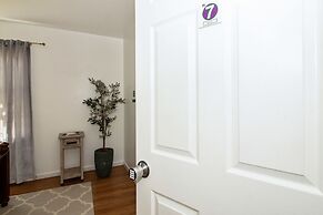Racpanos Modern Stay on Ocean Avenue