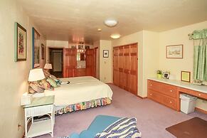 The Treehaus 6 Bedroom Home by RedAwning