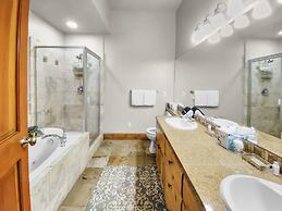 Telemark Ski . 5 Bedrooms. Sleeps 12 Home by RedAwning