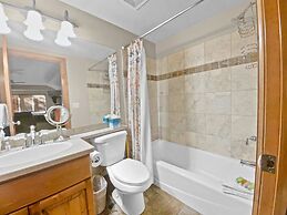 Telemark Ski . 5 Bedrooms. Sleeps 12 Home by RedAwning