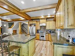 Telemark Ski . 5 Bedrooms. Sleeps 12 Home by RedAwning