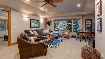 Telemark Ski . 5 Bedrooms. Sleeps 12 Home by RedAwning