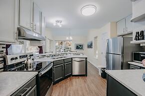 62sl - Hot Tub - Wifi - Fireplace - Pets Ok 3 Bedroom Home by Redawnin