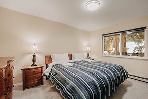 62sl - Hot Tub - Wifi - Fireplace - Pets Ok 3 Bedroom Home by Redawnin