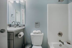 62sl - Hot Tub - Wifi - Fireplace - Pets Ok 3 Bedroom Home by Redawnin