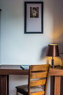 Woodside Inn & Serviced Apartments