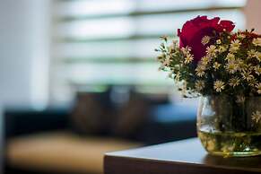 Woodside Inn & Serviced Apartments