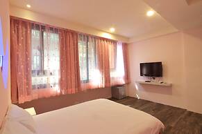 Amir Train Station and Elevator B&B