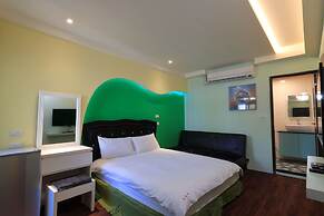 Amir Train Station and Elevator B&B