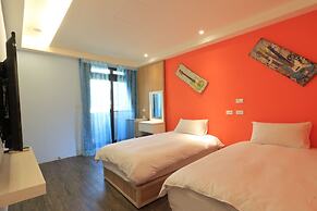 Amir Train Station and Elevator B&B