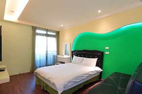 Amir Train Station and Elevator B&B