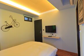 Amir Train Station and Elevator B&B