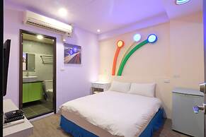 Amir Train Station and Elevator B&B