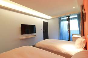 Amir Train Station and Elevator B&B