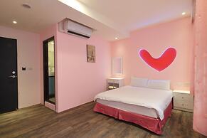 Amir Train Station and Elevator B&B