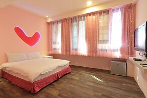 Amir Train Station and Elevator B&B