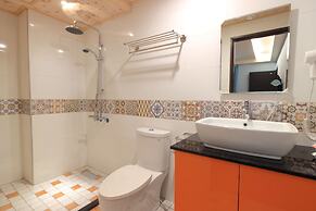 Amir Train Station and Elevator B&B