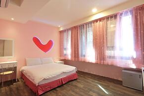 Amir Train Station and Elevator B&B