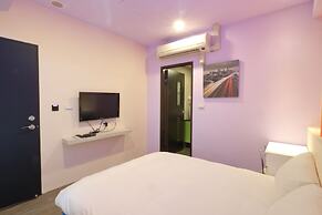 Amir Train Station and Elevator B&B