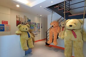 Amir Train Station and Elevator B&B