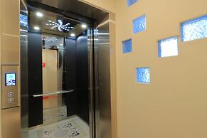 Amir Train Station and Elevator B&B