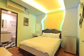 Amir Train Station and Elevator B&B