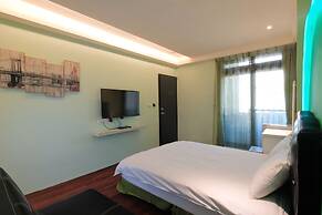 Amir Train Station and Elevator B&B