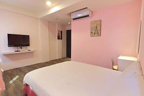 Amir Train Station and Elevator B&B