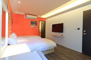 Amir Train Station and Elevator B&B